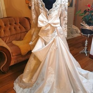 Vintage Beautiful Wedding Gown elegant A line vneck.